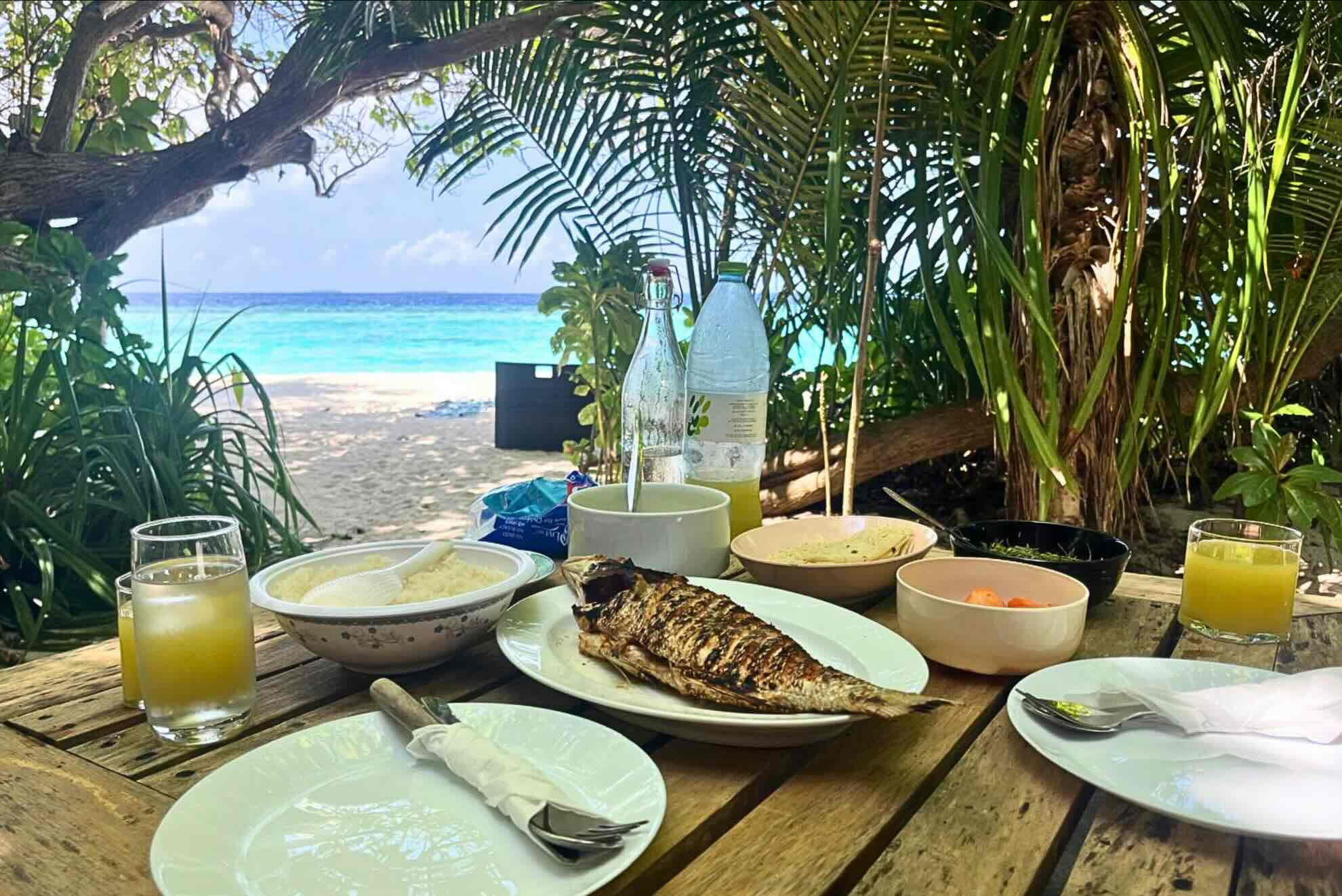 Kudafari Beach House – Essplatz mit Meerblick