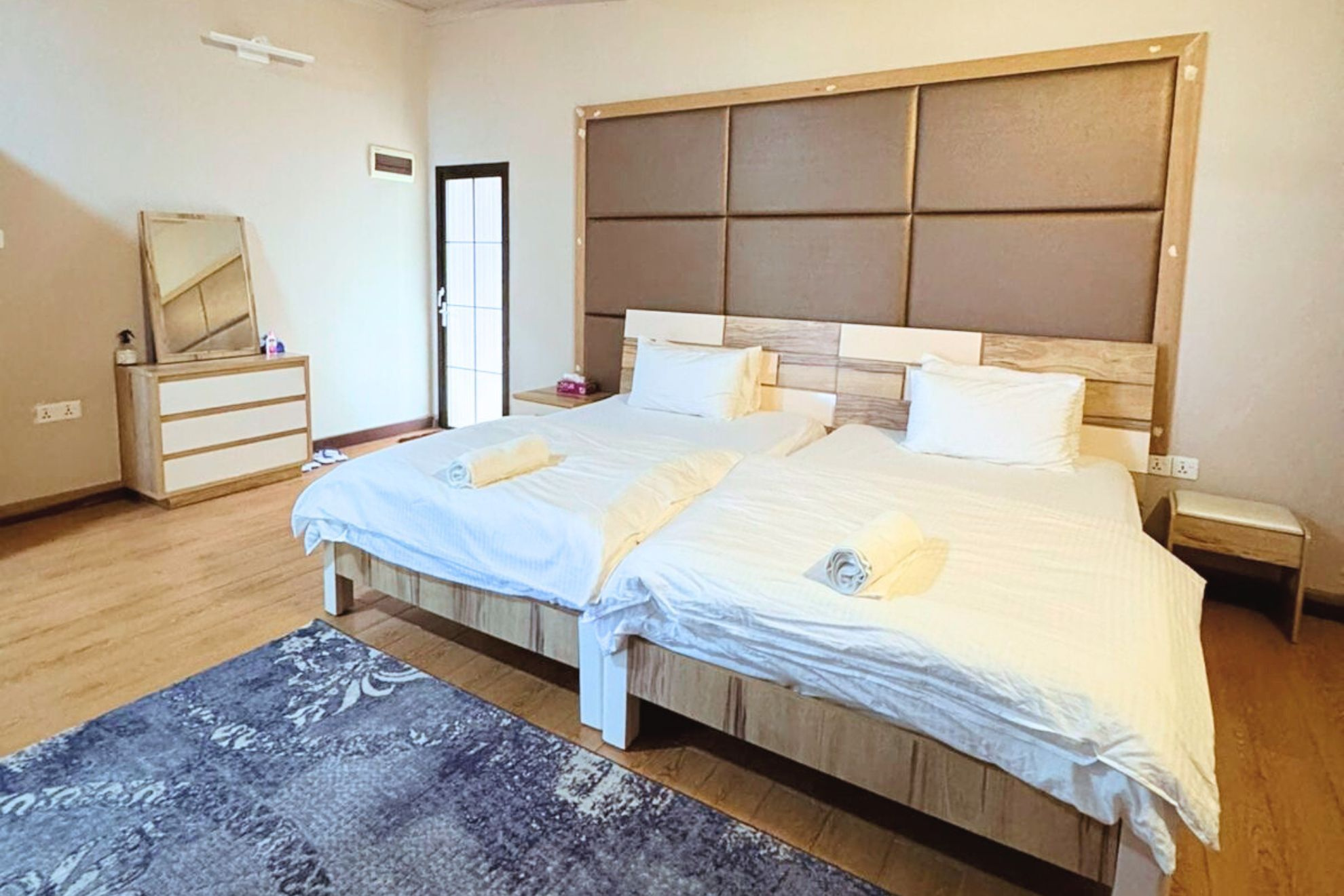 Kudafari Beach House – Zimmer mit großem Doppelbett, konvertierbar in 2 Einzelbetten Kudafari Beach House – Zimmer mit großem Doppelbett, konvertierbar in 2 Einzelbetten